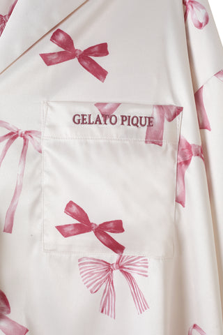 Close-up of a ribbon print shirt pocket with Gelato Pique embroidery in pink shades.