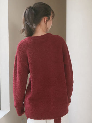 Back view of a person wearing a cozy Chocolate & Framboise Baby Moco Pullover Sweater, showcasing the fluffy and warm knit fabric.