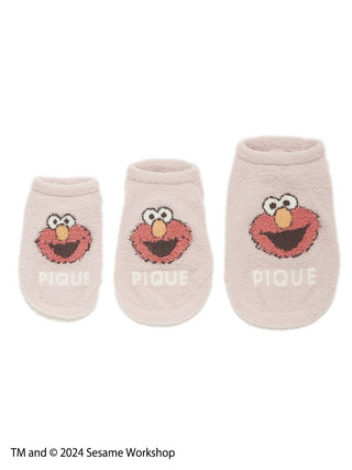 Three pink Elmo jacquard socks with 'PIQUE' text, displayed in different sizes, featuring a Sesame Street design.