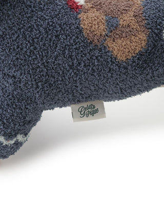 Close-up of Gelato Pique label on blue textured fabric with brown and red pattern, showcasing cozy material.