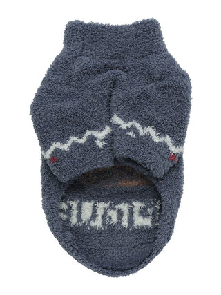Nordic pet sweater for cats and dogs, featuring a warm fleece fabric with white mountain pattern, perfect for keeping pets cozy.