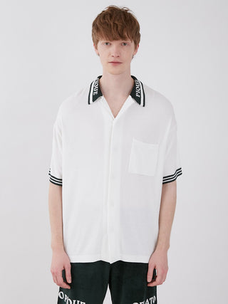 Man wearing Smoothie Lite Tennis Logo Lounge Shirt with sporty chic design in retro style.