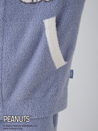 Close-up of PEANUTS men's Olaf Babymoco cardigan in blue with fluffy texture, displaying a pocket detail.