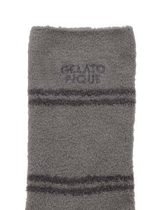 Close-up of Gelato Pique's Men's Hot Smoothie Border Lounge Socks in gray with dark stripe pattern, showcasing cozy and warm fabric.
