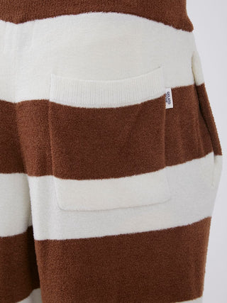 Close-up of men's Smoothie Light 2-striped loungewear shorts in brown and white, featuring a pocket detail.