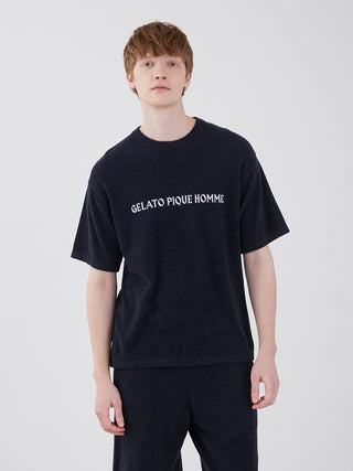 Model wearing Men's Smoothie Light short sleeve sweatshirt in black by Gelato Pique, featuring chest logo and comfortable 'Smoothie Light' fabric.