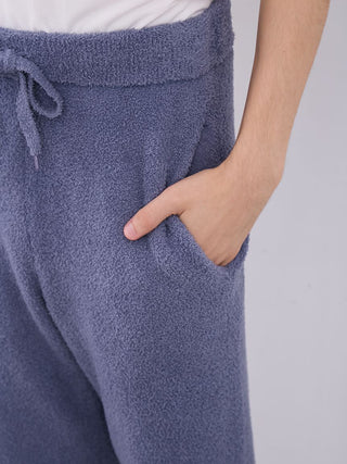 Close-up of a hand in a pocket of Gelato Pique Men's Nordic Lounge Set pants made from fluffy fabric.