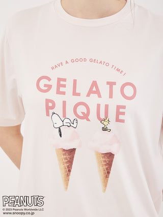 Get ready to look stylish and cool with Gelato Pique's Loungewear T-shirt featuring Snoopy and Woodstock taking a nap on top of a realistic gelato design. Pink Variant