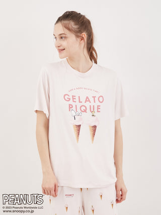 Get ready to look stylish and cool with Gelato Pique's Loungewear T-shirt featuring Snoopy and Woodstock taking a nap on top of a realistic gelato design. Pink in front view.