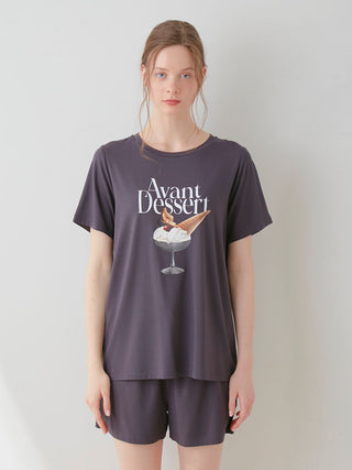 Model wearing COOL Rayon Dessert Logo Relaxed Fit T-shirt with 'Avant Dessert' print, showcasing stylish comfort for casual outings.