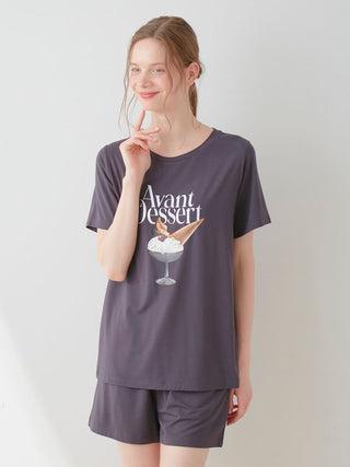Model wearing COOL Rayon Dessert Logo Relaxed Fit T-shirt featuring "Avant Dessert" design, ideal for lounging and casual outings.