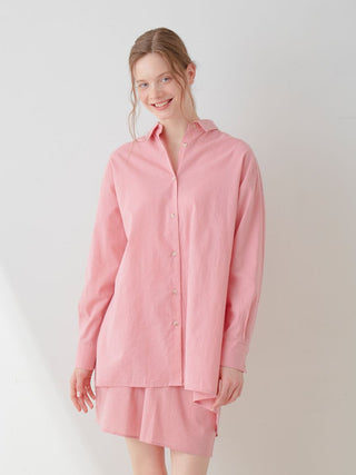 Woman wearing a pink Resort Woven Long Sleeve Oversized Shirt, showcasing relaxed elegance and modern style.
