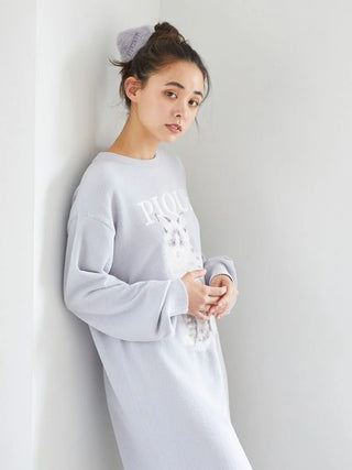 Woman wearing casual clothing with Eco Fur Claw Clip in hair, leaning against white wall.