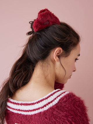 Luxurious faux fur hair clip in red, adding elegance and warmth to holiday hairstyles. Soft, comfortable hold with Gelato Pique logo.