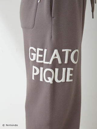 Close-up of Gelato Pique text on brown cotton pullover from the SUPER MARIO™️ unisex fleece set with elastic hem.
