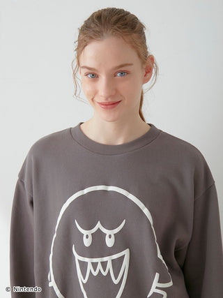 Model wearing SUPER MARIO™️ unisex fleece pullover with Boo print, featuring soft, cotton-lined fabric and relaxed fit.