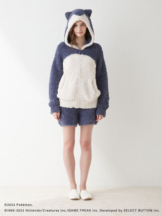 Model wearing Pokémon Sleep GELATO Snorlax hoodie and shorts set, cozy blue and white apparel with Snorlax theme.