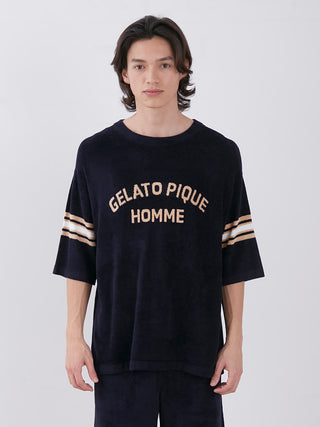 Model wearing Smooth Light Logo Oversized Lounge T-shirt with sporty cuff lines, offering effortless comfort and style in lightweight material.