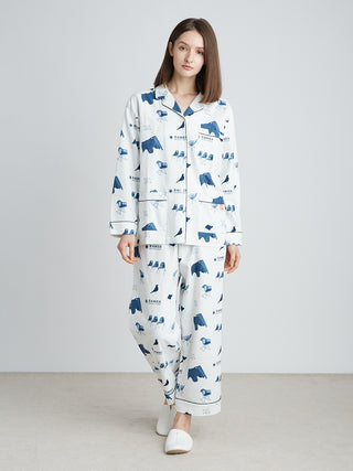 Woman wearing EAMES chair motif pajama set with mid-century print and piping, collaboration between GELATO PIQUE and EAMES.