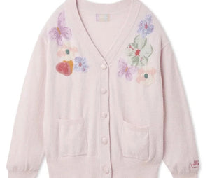 Cardigan Season: How to Style Soft Layers for Home, Travel, and Slow Mornings