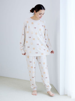 Woman wearing Biscuit Pattern Waffle Long Sleeve T-shirt set by Gelato Pique in a cozy room