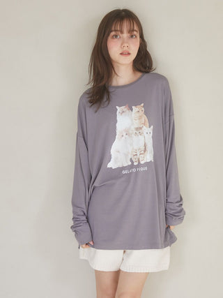 Woman wearing Gelato Pique Cat One-Point grey long sleeve T-shirt with cat graphic design, cozy and stylish fashion.