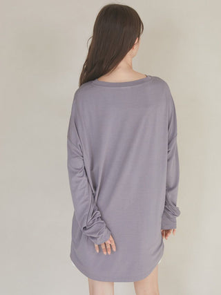 Back view of woman wearing grey Gelato Pique Cat One-Point Long Sleeve T-shirt, showcasing relaxed fit and soft fabric.