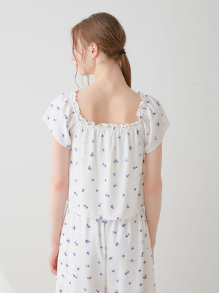 Back view of Floral Print Smocked Crop Top in blue and white, featuring a wide smocked neckline and delightful daisy motifs.