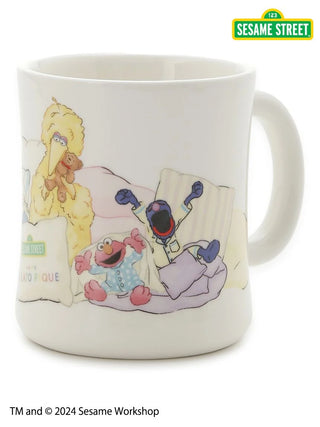 Sesame Street mug with Elmo, Big Bird, and other characters in bedtime scenes, perfect for hot drinks. Ceramic design, childhood nostalgia.