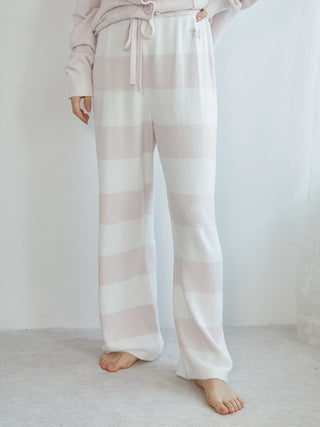 Light pink Smoothie 2-Border Pants with soft stripes and pockets, perfect for casual wear in any season.