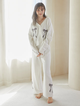 Model wearing Gelato Pique USA 2025 Ribbon Jacquard Lounge Pants in off-white, showcasing premium loungewear with ribbon design.