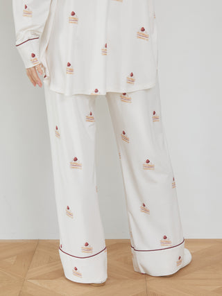 Sweet shortcake-print long pants in silky rayon fabric with piping details, featuring a playful strawberry cake motif on white.