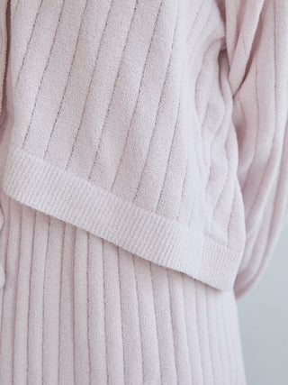 Close-up of a soft pink 2025 ribbed cardigan sleeve, showcasing its premium knit fabric texture and elegant design.