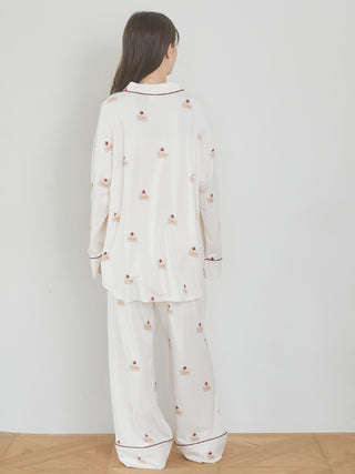 Model wearing sweet shortcake-print long pajama pants and top made from soft rayon fabric, featuring piping details and cake motifs.