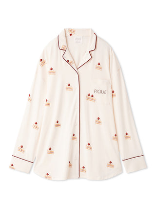 Sweet shortcake-print pajama shirt with strawberry motifs and piping details, crafted from silky rayon fabric.