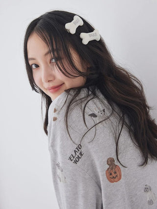 Model wearing [HALLOWEEN] Bone Hair Pin