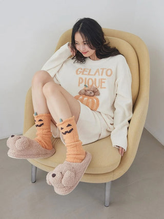 Model wearing [HALLOWEEN] Pumpkin Socks
