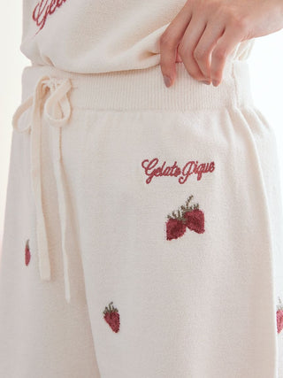 Airy Moco Strawberry Jacquard Shorts