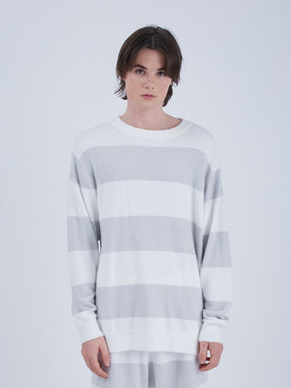 A pullover with a border design and pastel colors of white and bluish gray has a loose and comfy fit, perfect for spring and summer.