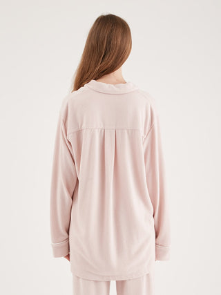 Brushed Pile Shirt by Gelato Pique US. These fashionable pajamas are made of brushed pile material with a rib-knit texture. They’re soft to the touch with a fleece lining.