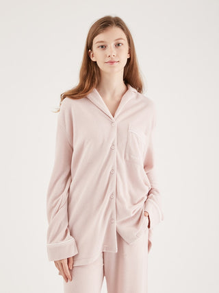 Brushed Pile Shirt by Gelato Pique US. These fashionable pajamas are made of brushed pile material with a rib-knit texture. They’re soft to the touch with a fleece lining.
